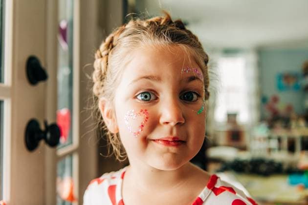 Creative Highlights Symbolbilder 783449156 Close-up of girl with glitter heart makeup and braided hair North Andover, Massachusetts, United States CR_FKNH241202-1584311-01 ,model released, Symbolfoto