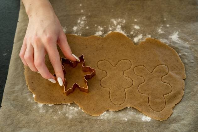IMAGO Creative, Weihnachten, Food, Backen, Lebkuchen Creating Gingerbread Shapes for Christmas Oslo, Oslo, Norway CR_KEQR241203-1594554-01