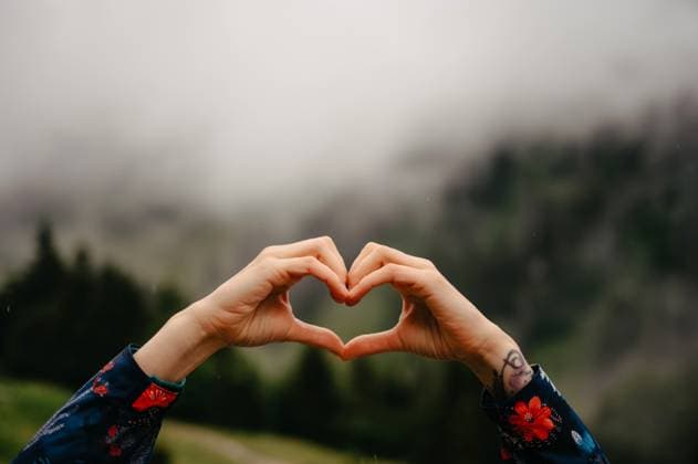 Creative Highlights Symbolbilder 783449156 Heart Hand Gesture Against Misty German Alps Landscape Oberstdorf, Bavaria, Germany R_EPZT241202-1530191-01 ,model released, Symbolfoto