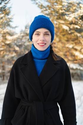 Creative Highlights Symbolbilder 783449156 Portrait of young woman smiling in winter snowy forest on a sunny day Tallinn, Harju County, Estonia R_GHEW241203-1595487-01 ,model released, Symbolfoto