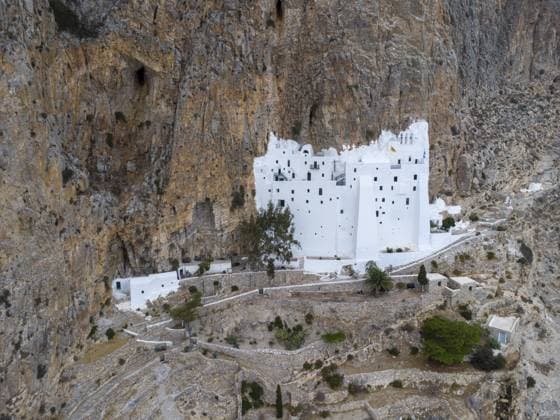 Panagia Chozoviotissa, orthodoxes Felsenkloster auf der griechischen Kykladen Insel Amorgos, es soll Anfang des 9. Jahrhunderts durch Mönche aus Palästina gegründet worden sein. Es ist das zweitälteste Kloster Griechenlands, Amorgos, Griechenland, Europa Panagia Chozoviotissa, Orthodox rock monastery on the Greek Cyclades island of Amorgos, is said to have been founded by monks from Palestine at the beginning of the 9th century. It is the second oldest monastery in Greece, Amorgos, Greece, Europe Copyright: imageBROKER PeterxFischer ibxpfi11891361.jpg