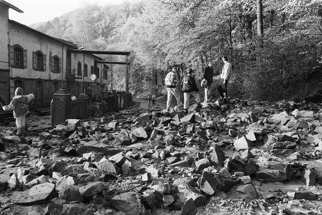 Archivbilder der Woche KW49 Unwtter_Rochlitz_1996 19.05.1996, Rochlitz, Unwetter, Erdrutsch, nach wochenlangen Nieselregen folger eine Gewitterfront mit Windböen bis 100km h, Schlamm- und Gerölllawinen blockieren Straße. Feuerwehr und Anwohner im Dauereinsatz. *** Storm Rochlitz 1996 19 05 1996, Rochlitz, storm, landslide, after weeks of drizzle a thunderstorm front with wind gusts up to 100km h followed, mud and debris avalanches block the road Fire brigade and residents in continuous operation