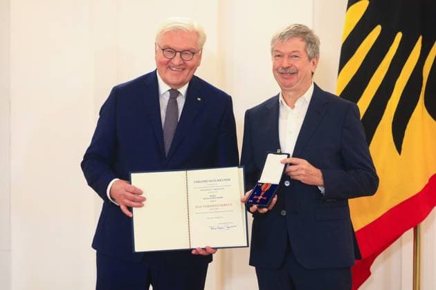 Awarding of the Order of Merit on the Day of Honorary Office Berlin, 4 12 2024 Federal President FRank Walter Steinmeier and Hanns Ulrich Barde, Bremen at the awarding of the Order of Merit on the Day of Honorary Office Berlin Germany Copyright: xPictureteamx