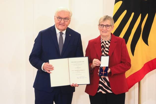 Awarding of the Order of Merit on the Day of Honorary Office Berlin, 4 12 2024 Federal President FRank Walter Steinmeier and Angelika Heinen, Velbert North Rhine-Westphalia at the awarding of the Order of Merit on the Day of Honorary Office Berlin Germany Copyright: xPictureteamx