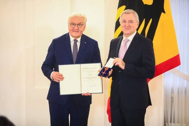 Awarding of the Order of Merit on the Day of Honorary Office Berlin, 4 12 2024 Federal President FRank Walter Steinmeier and Dr Rolf Kaiser, Greifswald Mecklenburg-Vorpommern at the awarding of the Order of Merit on the Day of Honorary Office Berlin Germany Copyright: xPictureteamx