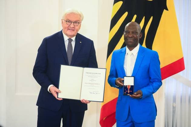 Awarding of the Order of Merit for the Day of Honorary Office Berlin, 4 12 2024 Federal President FRank Walter Steinmeier and Candido Mahoche, Freital Saxony at the awarding of the Order of Merit for the Day of Honorary Office Berlin Germany Copyright: xPictureteamx