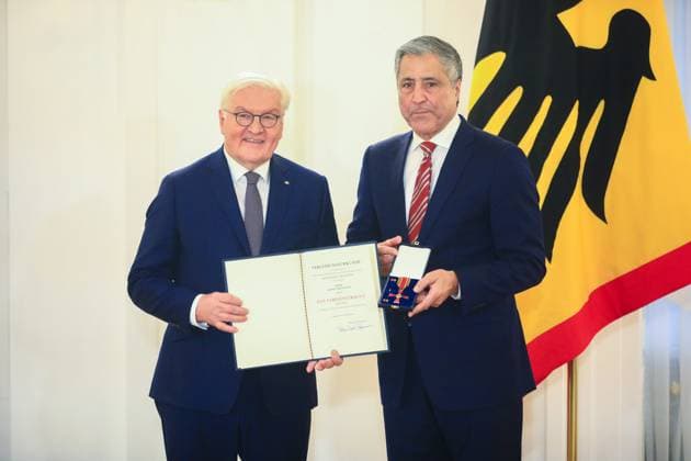 Awarding of the Order of Merit for the Day of Honorary Office Berlin, 4 12 2024 Federal President FRank Walter Steinmeier and Kaweh Niroomand, Berlin at the awarding of the Order of Merit for the Day of Honorary Office Berlin Germany Copyright: xPictureteamx