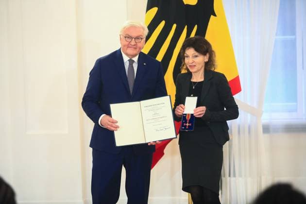 Awarding of the Order of Merit on the Day of Honorary Office Berlin, 4 12 2024 Federal President FRank Walter Steinmeier and Karin Plötz, Frankfurt am Main Hesse at the awarding of the Order of Merit on the Day of Honorary Office Berlin Germany Copyright: xPictureteamx