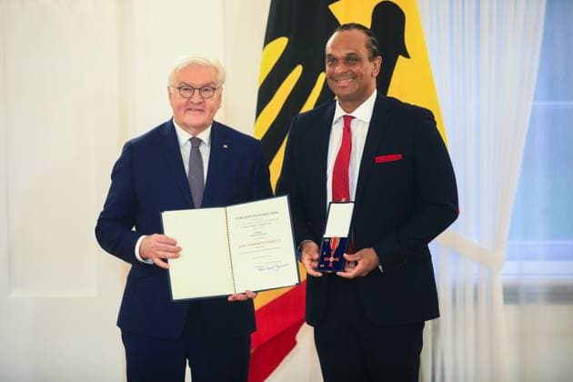 Awarding of the Order of Merit on the Day of Honorary Office Berlin, 4 12 2024 Federal President FRank Walter Steinmeier and Martin Rietsch, Bad Münder Lower Saxony at the awarding of the Order of Merit on the Day of Honorary Office Berlin Germany Copyright: xPictureteamx