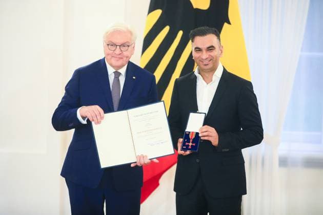 Awarding of the Order of Merit on the Day of Honorary Office Berlin, 4 12 2024 Federal President FRank Walter Steinmeier and Fatih Türk, Brühl North Rhine-Westphalia at the awarding of the Order of Merit on the Day of Honorary Office Berlin Germany Copyright: xPictureteamx