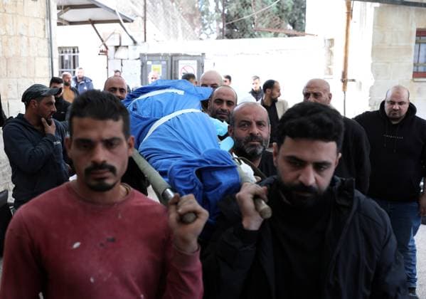 News Themen der Woche KW49 News Bilder des Tages (241204) -- NABLUS, Dec. 4, 2024 -- Palestinians carry the body of an elderly man at a hospital in the West Bank city of Nablus, on Dec. 4, 2024. An elderly Palestinian man died after being attacked by Israeli soldiers south of the northern West Bank city of Nablus, Palestinian sources said Wednesday. (Photo by Xinhua) MIDEAST-NABLUS-ELDERLY MAN-MOURNING AymanxNobani 