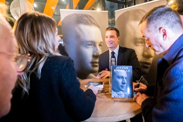 News Bilder des Tages Paris, France December 4, 2024 - Jordan Bardella, president of France s far-right Rassemblement National (RN) party, takes part in a book signing. Ce que je cherche (What I am looking for) is the first book of the leader of the National Rally party JORDAN BARDELLA, LIVRE, DEDICACE OUVRAGE, POLITIQUE, RN, RASSEMBLEMENT NATIONAL, EXTREME DROITE Copyright: xVincentxIsorex