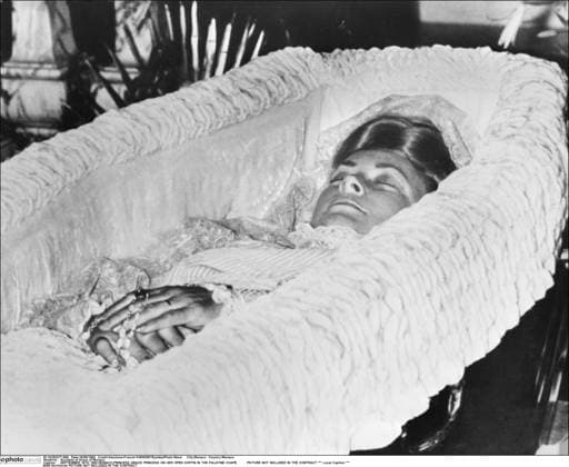Archivbilder der Woche KW49 Accident of Grace of Monaco SEPTEMBER 16TH 1982.MONACO.PRINCESS GRACE PRINCESS ON HER OPEN COFFIN IN THE PALATINE CHAPE *** Local Caption *** Monaco Monaco  Copyright: xKeystone-France xK4000287x