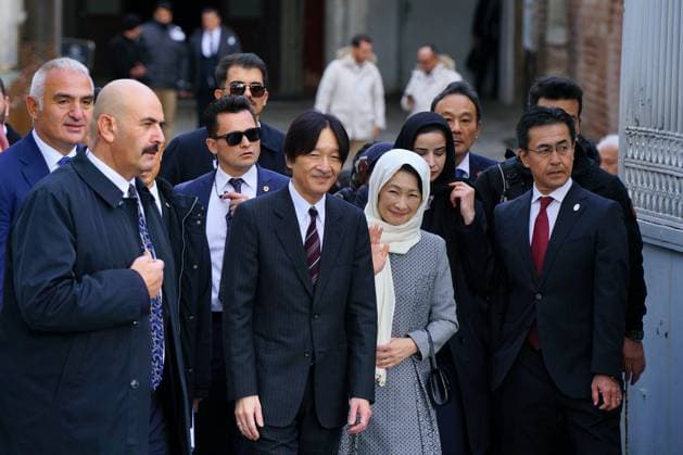 Entertainment Themen der Woche KW49 Entertainment Bilder des Tages Türkei, Besuch von Prinz Fumihito und Prinzessin Kiko von Japan December 5, 2024, Fatih, Istanbul, Turkey: Japanese Crown Prince Akishino (L) and Princess Kiko (R) walk at the exit of Hagia Sophia Grand Mosque in Istanbul on December 5, 2024, as part of his visit to Turkey, the 100th anniversary of diplomatic relations between Japan and Turkey for the anniversary. Fatih Turkey - ZUMAu194 20241205_zip_u194_004 Copyright: xTolgaxUluturkx