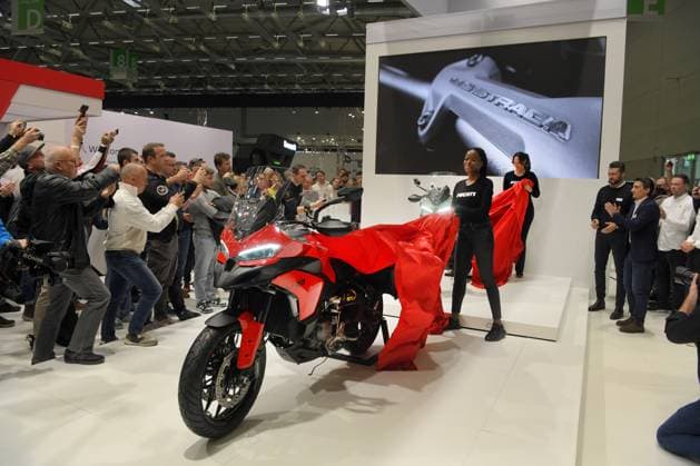 News Themen der Woche KW49 Deutschland, Koeln, 05.12.2024 Motorradmesse Interrmot 2024 Foto: Enthüllung der Ducati Multistrada V2 S Messe Interrmot 2024 *** Germany, Cologne, 05 12 2024 Motorcycle Show Interrmot 2024 Photo Unveiling of the Ducati Multistrada V2 S Show Interrmot 2024