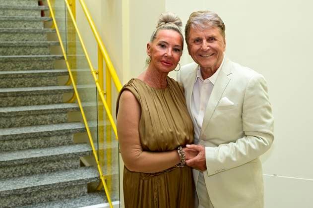 Hans-Jürgen Beyer mit Manuela Hebestreit bei der Überraschungs-Gala zum 80. Geburtstag von Siegfried Siggi Trzoß im Arndt-Bause-Saal des Freizeitforum Marzahn. Berlin, 08.09.2024 Berlin Germany *** Hans Jürgen Beyer with Manuela Hebestreit at the surprise gala for the 80th birthday of Siegfried Siggi Trzoss in the Arndt Bause Saal of the Freizeitforum Marzahn Berlin, 08 09 2024 Berlin Germany Copyright: xMatthiasxWehnertx