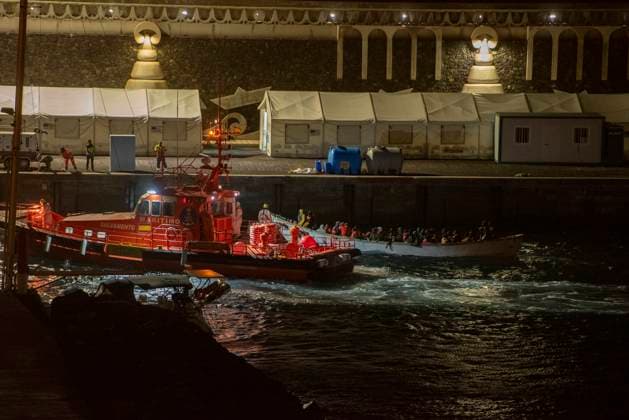 News Themen der Woche KW49 News Bilder des Tages Spanien, 63 Geflüchtete erreichen El Hierro auf den Kanarischen Inseln A new cayuco with 63 migrants arrives to El Hierro Canarias A cayuco arrives by its own means to the Port of La Restinga, on December 5, 2024, in El Hierro, Santa Cruz de Tenerife, Tenerife, Canary Islands Spain The Salvamar had to leave as the wind was pushing them towards the rocks and once accompanied to the port 63 people have disembarked 05 DECEMBER 2024 CAYUCO PATERA MIGRANTS RESCUE SALVAMENTO MARITIMMO IMMIGRACIÓN CANARIAS SALVAMAR El Hierro, Santa Cruz de Tenerif El Hierro, Santa Cruz de Tenerif Espana  Copyright: xAntonioxSemperex 6388860