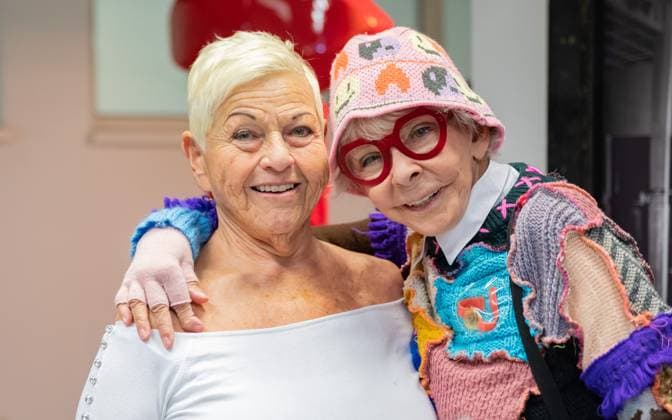 20241205 Fundus- und Ateliereroeffnung von Life Costumes WIEN, OESTERREICH - 05. DEZEMBER: Unterhaltungskuenstlerin, Saengerin sowie ehemalige Unternehmerin Wiener Original Legende Martha Margit Butbul alias Jazz Gitti und Schauspielerin und Kabarettistin Dolores Schmidinger waehrend des Empfangs der im Rahmen des diesjaehrigen Welt-AIDS-Tages unter dem Motto -take the rights path- am 01. Dezember 2024 Fundus- und Atelierseroeffnung von -LIFE Costumes- im Life Costumes am 5. Dezember 2024 in Wien, Oesterreich. 241205_SEPA_17_003 Copyright: xIsabellexOuvrardx SEPAxMedia