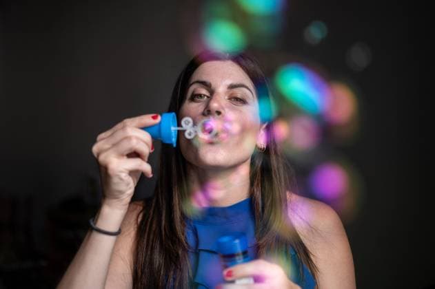 Creative Highlights Symbolbilder MR_ID25366_19015_CaitlynWhite.jpg Interior portrait of an attractive caucasian woman in her thirties blowing soap bubbles and having fun Model Released NanoCalvo_ID25366_733311_006 Copyright: xNanoxCalvox RECORD DATE NOT STATED