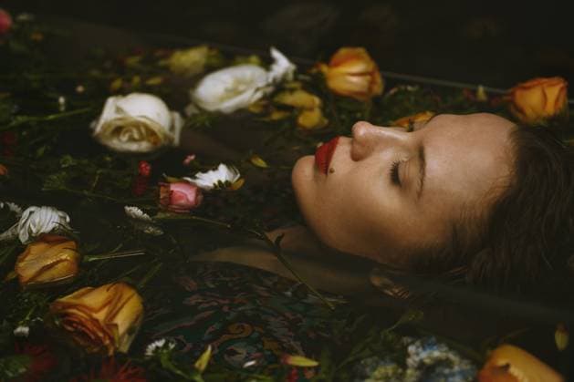 Creative Highlights Symbolbilder 783449156 MR_ID25267_19019_AnnaOrlova.jpg, MR_ID25267_19020_YuliaOmarova.jpg A serene face with closed eyes floats peacefully in water, surrounded by a variety of colorful flowers. The scene evokes calmness and dreamlike tranquility. Model Released Zhenikeyev_ID25267_730988_006 Copyright: xZhenikeyevx RECORD DATE NOT STATED