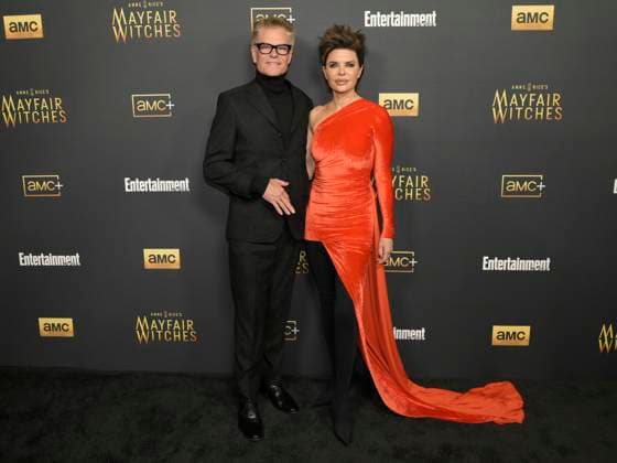 AMC s Anne Rice s Mayfair Witches S2 Red Carpet 05 December 2024 - Hollywood, California - Harry Hamlin and Lisa Rinna. AMC s Anne Rice s Mayfair Witches S2 Red Carpet at Masonic Lodge at Hollywood Forever Cemeter. Photo Credit: Billy Bennight AdMedia Hollywood California United States EDITORIAL USE ONLY  Copyright: xx BillyxBennightx admphotostwo905932