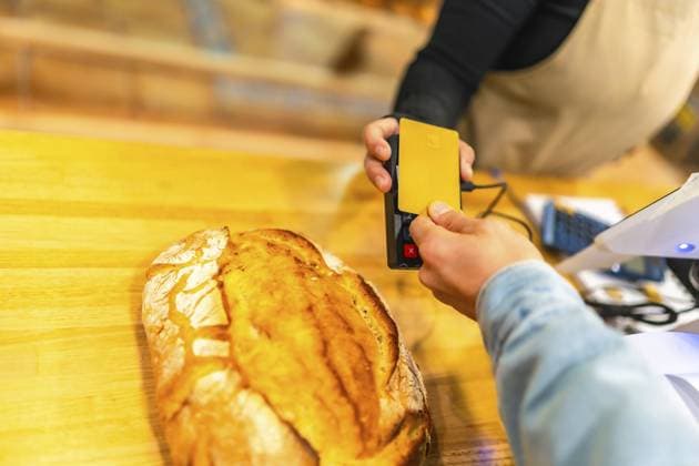 Nahaufnahme der Hände eines männlichen Kunden, der in einer Bäckerei mit Kreditkarte bezahlt Close-up of the hands of a male client using credit card to pay in a bakery Copyright: imageBROKER UnaixHuizi ibxuhu11892643.jpg ,model released, Symbolfoto ,property released
