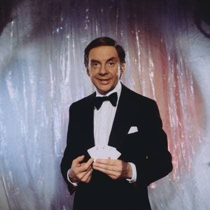 Archivbilder der Woche KW49 TONIGHT HARALD Tonight: Harald - ZDF Show, 1984, im Ballsaal des Interconti Berlin, Harald Juhnke stellt sich in seiner Show als Entertainer vor - hier ein Studio-Portrait von Harald Juhnke., Berlin Deutschland Copyright: ArthurxGrimm AGR_82030596 EDITORIAL USE ONLY