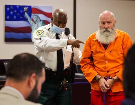News Themen der Woche KW49 News Bilder des Tages December 6, 2024, Tampa, Florida, USA: Gerald Declan Radford is escorted into the courtroom by a court bailiff at the beginning of his stand your ground hearing at the Edgecomb Courthouse, 800 E Twiggs Street, on Friday, Dec. 6, 2024, in Tampa. Radford is accused of shooting to death John Walter Lay in a Tampa dog park earlier this year. Friends of Radford and Lay said that Radford did not like the fact that Lay was gay. Prosecutors have called the shooting a hate crime. But Radford has claimed it was self-defense and that Lay attacked him. Radford has asked for immunity from prosecution under Florida s controversial self-defense law. Tampa USA - ZUMAs70_ 20241206_zan_s70_006 Copyright: xDirkxShaddx