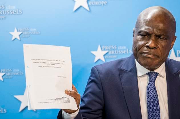 News Themen der Woche KW49 News Bilder des Tages December 6, 2024, Brussels, Belgium: MARTIN FAYULU, a leading opposition politician in the Democratic Republic of Congo, holds document with proposal for constitutional reform while addressing the media at the Press Club Brussels. Fayulu criticized the government and proposed constitutional changes, calling for political reform in the DRC. Brussels Belgium - ZUMAw80_ 20241206_faf_w80_021 Copyright: xWiktorxDabkowskix
