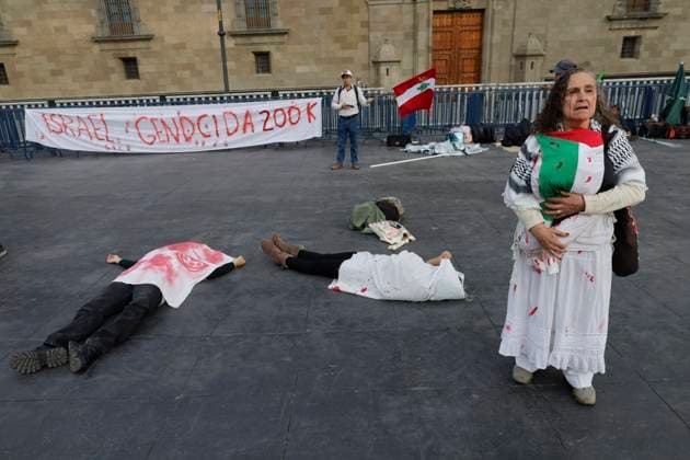 Palestinian Activists And Supporters Demonstrate Against The Genocide In Gaza At The Zocalo In Mexico City Palestinian activists and supporters demonstrate against the genocide in Gaza in the Zocalo of Mexico City, Mexico, on December 6, 2024, to demand an end to the bombings that the Israeli army carries out for a year in the Palestinian territories in the Gaza Strip after the attack by the Hamas group, where more than 40,000 people die and a large number of people are injured, which is considered an act of crimes against humanity, genocide, and ethnic extinction. Mexico City Mexico City Mexico  Copyright: xGerardoxVieyrax originalFilename: vieyra-notitle241206_npl0t.jpg