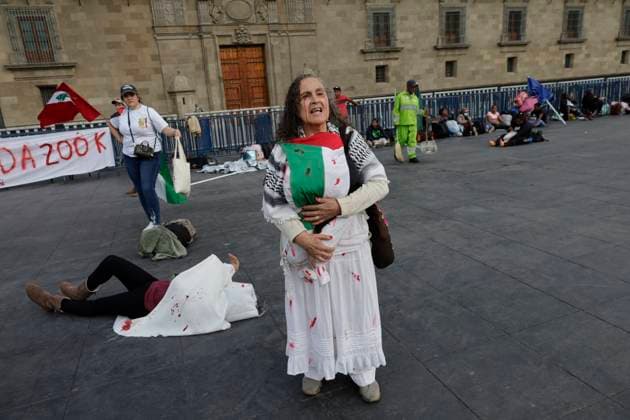 Palestinian Activists And Supporters Demonstrate Against The Genocide In Gaza At The Zocalo In Mexico City A woman sympathetic to Palestine demonstrates against the genocide in Gaza in the Zocalo of Mexico City, Mexico, on December 6, 2024, to demand the end of the bombings that the Israeli army carries out for a year in the Palestinian territories in the Gaza Strip after the attack by the Hamas group, where more than 40,000 people die and a large number of people are injured, which is considered an act of crimes against humanity, genocide, and ethnic extinction. Mexico City Mexico City Mexico  Copyright: xGerardoxVieyrax originalFilename: vieyra-notitle241206_npMz5.jpg