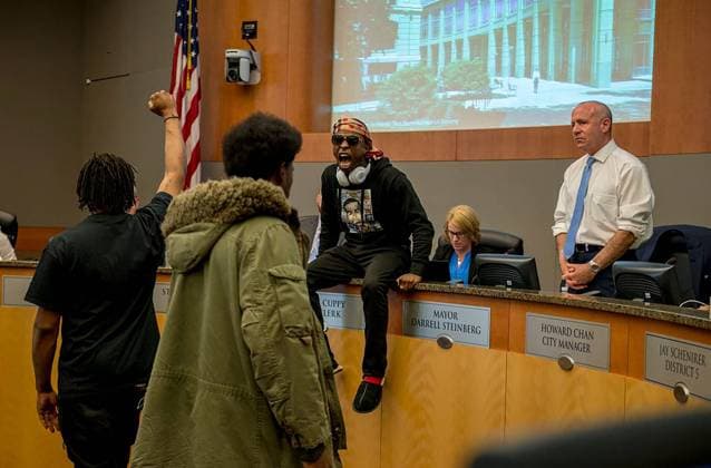 News Themen der Woche KW49 December 6, 2024: Stevante Clark, brother of Stephon Clark, stormed the Sacramento City Council, jumping on the desk in front of Mayor Darrell Steinberg, and briefly forcing the council to leave the chambers in 2018. - ZUMAm67_ 20241206_zaf_m67_015 Copyright: xJosexLuisxVillegasx