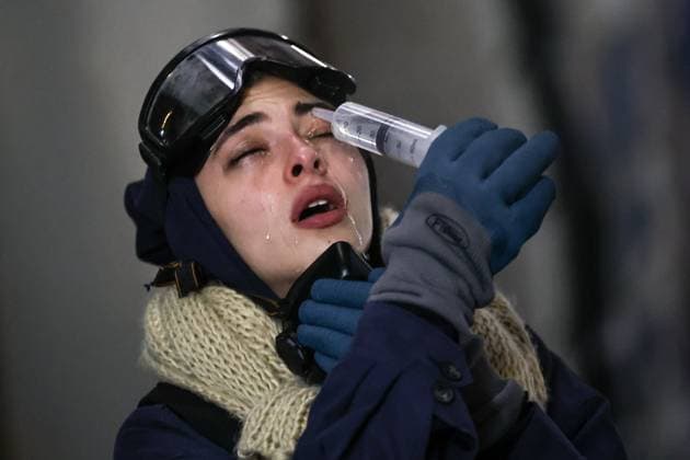 Bilder des Jahres 2024, News 12 Dezember News Themen der Woche KW49 News Bilder des Tages GEORGIA, TBILISI - DECEMBER 7, 2024: A woman washes her eyes during a rally outside the parliament building as mass protests come in response to Georgia s decision to suspend talks on its bid to join the European Union until 2028. Mikhail Tereshchenko TASS  76608208