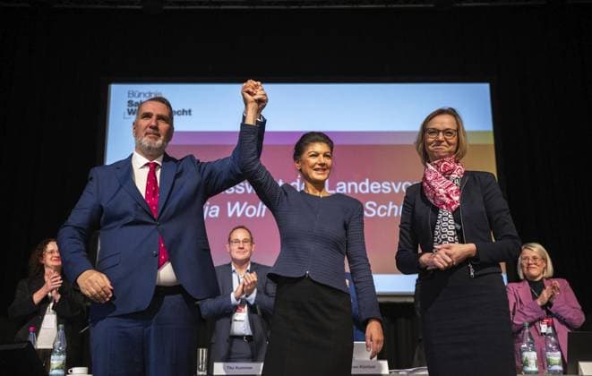 Bilder des Jahres 2024, News 12 Dezember News Themen der Woche KW49 News Bilder des Tages BÜNDNIS SAHRA WAGENKNECHT (BSW) - MITGLIEDERVERSAMMLUNG IN DER FESTHALLE ILMENAU ** NUR FÜR REDAKTIONELLE ZWECKE ** EDITORIAL USE ONLY **<p>07 12 2024-Ilmenau: BSW - Mitgliederversammlung in der Festhalle Ilmenau im Foto: Katja Wolf (BSW), Sahra Wagenknecht, Bundesvorsitzende des BSW, Steffen Schütz (BSW), ( Deutschland Thueringen Ilmenau Copyright: SaschaxFromm *** BÜNDNIS SAHRA WAGENKNECHT BSW MEMBERS MEETING IN THE FESTHALLE ILMENAU FOR EDITORIAL PURPOSES ONLY p 07 12 2024 Ilmenau BSW Members Meeting in the Festhalle Ilmenau in the photo Katja Wolf BSW , Sahra Wagenknecht, Federal Chairwoman of the BSW, Steffen Schütz BSW , Germany Thueringen Ilmenau Copyright SaschaxFromm Copyright: SaschaxFromm doc7ydmifh9netn64d92q0 ,EDITORIAL USE ONLY