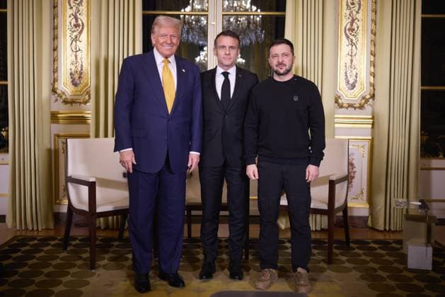 Bilder des Jahres 2024, News 12 Dezember News Themen der Woche KW49 News Bilder des Tages Ukrainian President Volodymyr Zelenskyy meets with U.S. President-elect Donald Trump and French President Emmanuel Macron on Saturday, December 7, 2024, during a trip to Paris where he will attend the re-opening of Notre Dame cathedral, five years after a fire nearly destroyed the cultural icon. Photo via Ukrainian Presidential Press Office  WAX2024120702 UKRAINIANxPRESIDENTIALxPRESSxOFF