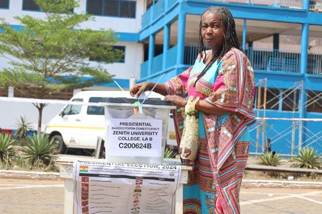 News Themen der Woche KW49 (241207) -- ACCRA, Dec. 7, 2024 -- A voter casts a ballot at a polling station in Accra, Ghana, Dec. 7, 2024. Ghanaian voters went to the polls Saturday to elect a new president and 276 lawmakers. (Photo by Xinhua) GHANA-ACCRA-PRESIDENTIAL & PARLIAMENTARY ELECTIONS Seth 