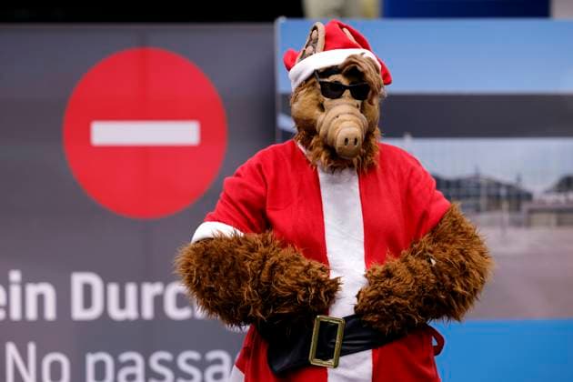 Entertainment Themen der Woche KW49 Entertainment Bilder des Tages Ein Cosplayer posiert als ALF aus der gleichnamigen Serie und mit Weihnachtsmann-Kostüm auf der German Film & Comic Con in der Messe Dortmund. Dortmund, 07.12.2024 NRW Deutschland *** A cosplayer poses as ALF from the series of the same name and wearing a Santa Claus costume at the German Film Comic Con at the Dortmund Exhibition Center Dortmund, 07 12 2024 NRW Germany Copyright: xChristophxHardtx