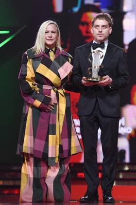 Marrakech Closing Ceremony Patricia Arquette and Director Damian Kocur pose with the award for Under the Volcano during the Closing Ceremony during the 21st Marrakech International Film Festival in Marrakech, Morocco on December 07, 2024. Photo by Aurore Marechal ABACAPRESS.COM Marrakech Morocco  Copyright: xMarechalxAurore ABACAx