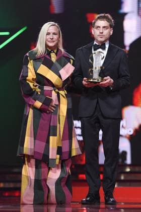 Marrakech Closing Ceremony Patricia Arquette and Director Damian Kocur pose with the award for Under the Volcano during the Closing Ceremony during the 21st Marrakech International Film Festival in Marrakech, Morocco on December 07, 2024. Photo by Aurore Marechal ABACAPRESS.COM Marrakech Morocco  Copyright: xMarechalxAurore ABACAx
