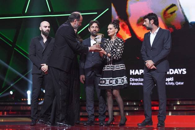 Marrakech Closing Ceremony President of the Jury Luca Guadagnino gives to screenwriter Mona Copti the Etoile d Or Award for Happy Holidays attending the Closing Ceremony during the 21st Marrakech International Film Festival in Marrakech, Morocco on December 07, 2024. Photo by Aurore Marechal ABACAPRESS.COM Marrakech Morocco  Copyright: xMarechalxAurore ABACAx