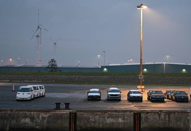 Automobilumschlag in Emden bei Volkswagen. Blick auf mehrere Pkws der Volkswagen-Gruppe. Im Hintergrund steht das Emder VW-Werk. Emden Niedersachsen Deutschland *** Car handling in Emden at Volkswagen View of several Volkswagen Group cars In the background is the Emden VW plant Emden Lower Saxony Germany Copyright: xdiebildwerftx