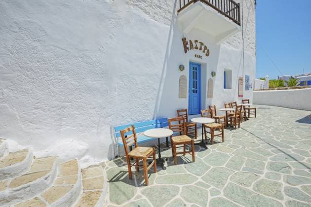 Straßencafé, Chora, Insel Folegandros, Kykladen, Griechenland, Europa Outdoor cafe, Chora, Folegandros Island, Cyclades Islands, Greece, Europe Copyright: imageBROKER MarcoxSimoni iblsim11905889.jpg
