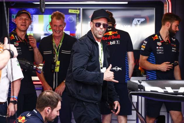 Bilder des Jahres 2024, Entertainment 12 Dezember Entertainment Themen der Woche KW49 Entertainment Bilder des Tages December 8, 2024, Abu Dhabi, United Arab Emirates: Actor and producer Jason Statham is seen in Red Bull garage on a race day of Formula 1 Abu Dhabi Grand Prix at Yas Marina Circuit on December 8th, 2024 in Abu Dhabi, United Arab Emirates. Abu Dhabi United Arab Emirates - ZUMAz156 20241208_zip_z156_030 Copyright: xBeataxZawrzelx