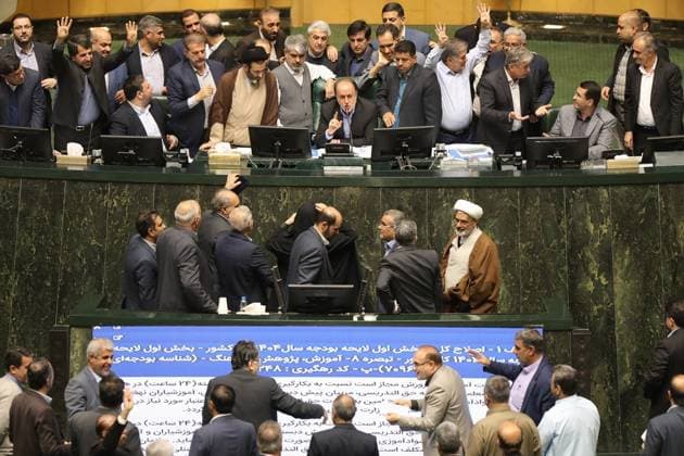 Bilder des Jahres 2024, News 12 Dezember News Themen der Woche KW49 News Bilder des Tages December 8, 2024, Tehran, Iran: Iranian lawmakers attend an open session in parliament. Tehran Iran - ZUMAi98_ 20241208_zih_i98_018 Copyright: xIcanax