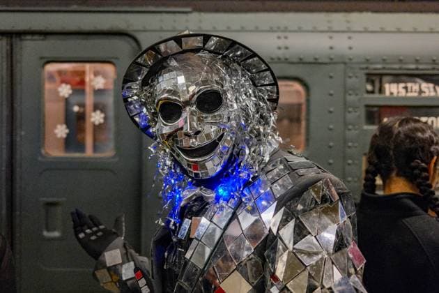 News Themen der Woche KW49 Entertainment Themen der Woche KW49 Entertainment Bilder des Tages New York, Q Line der Subway bietet Fahrten in historischem Zug von 1930 an December 8, 2024, New York, New York, USA: This holiday season the New York Transit Museum offers.Sunday rides on 1930s R 1 9 train cars. Straphangers were.transported back in time...some wearing period wardrobe....running every Sunday in December on the Q line in Manhattan. New York USA - ZUMAh156 20241208_znp_h156_010 Copyright: xMiloxHessx