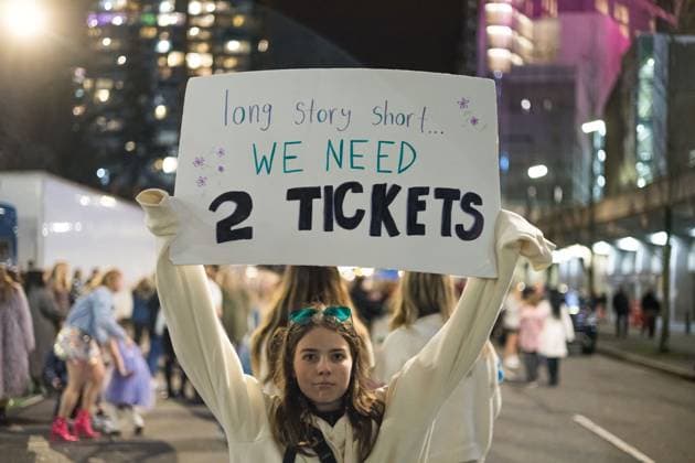 December 8, 2024, Vancouver, British Columbia, Canada: Taylor Swift Fans looking for tickets outside of BC Place Stadium in Vancouver, British Columbia before the last show of the Eras Tour Vancouver Canada - ZUMAw171 20241208_znp_w171_009 Copyright: xRyanxWalterxWagnerx