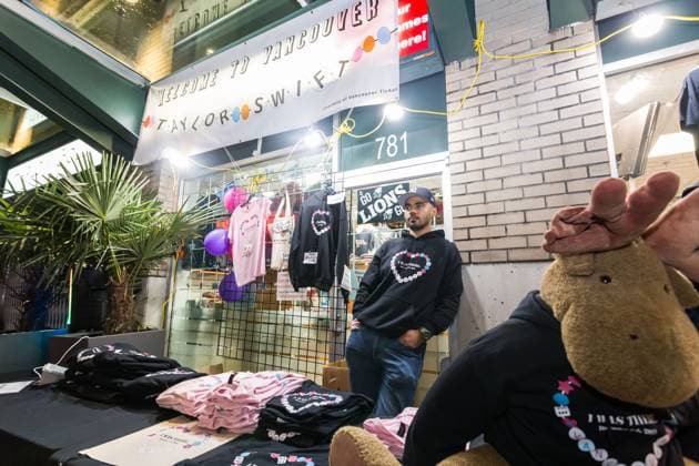 December 8, 2024, Vancouver, British Columbia, Canada: Vendors selling Taylor Swift merchandise outside of BC Place Stadium in Vancouver, British Columbia before the last show of the Eras Tour Vancouver Canada - ZUMAw171 20241208_znp_w171_019 Copyright: xRyanxWalterxWagnerx