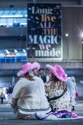 December 8, 2024, Vancouver, British Columbia, Canada: Taylor Swift Fans looking for tickets outside of BC Place Stadium in Vancouver, British Columbia before the last show of the Eras Tour Vancouver Canada - ZUMAw171 20241208_znp_w171_021 Copyright: xRyanxWalterxWagnerx