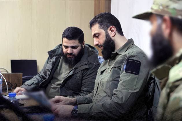 Bilder des Jahres 2024, News 12 Dezember News Themen der Woche KW49 News Bilder des Tages Syrien, Milizenführer al-Dscholani in Damaskus Abu Mohammed al-Jolani Leader Of Syrian Insurgents HTS HTS (Hayaat Tahrir Al Sham) leader Ahmed Al-Shara, also known as Abu Muhammad Al-Jolani (center), commander in the operations department of the Syrian armed opposition seen leading the Military Operations Management, checking operations in the North of Syria, ten days before his troops enter the capital and the overthrow of Bashar Al-Assad, in northern Syria, on November 28, 2024. Photo by Balkis Press ABACAPRESS.COM  Copyright: xBalkisxPress ABACAx