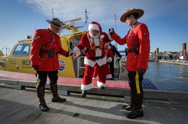 News Themen der Woche KW49 News Bilder des Tages (241209) -- RICHMOND, Dec. 9, 2024 -- Members of the Royal Canadian Mounted Police assist Santa Claus as he disembarks from a boat at Steveston Fisherman s Wharf in Richmond, British Columbia, Canada, Dec. 8, 2024. The Santa s Arrival by Boat event was held here on Sunday to kick off the holiday season. (Photo by Xinhua) CANADA-RICHMOND-SANTA S ARRIVAL BY BOAT LiangxSen 